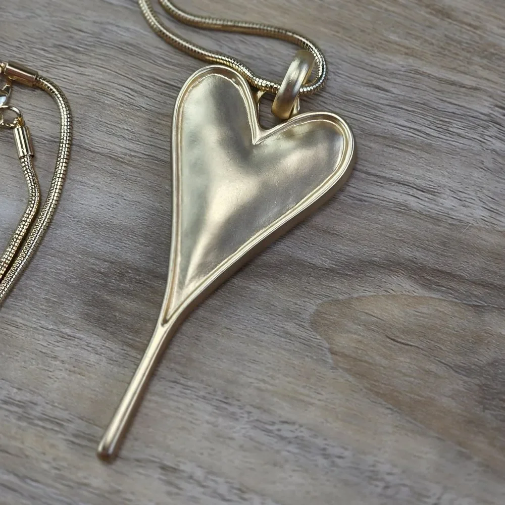 ☔️🔸️NIB Matte Gold Metal Heart Pendant Long Necklace
